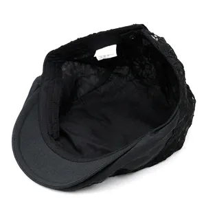 Berretto da donna in pizzo nero con fodera interna e etichetta di lavaggio