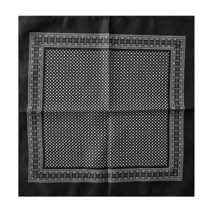Primer plano de pañuelo negro con lunares blancos y patrones de bordes ornamentales