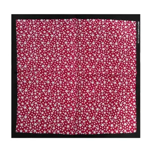 Vista detallada de la bandana cuadrada de algodón rojo con estrellas y lunares blancos