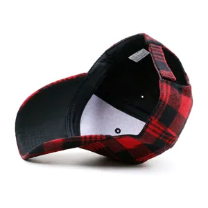 Cappello da baseball classico a scacchi rossi e neri per l'autunno e l'inverno casual
