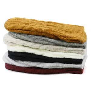 Pila di berretti in maglia a trecce multicolori per il calore autunnale e invernale