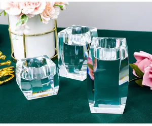 Ensemble de trois bougeoirs en cristal modernes de différentes hauteurs pour décoration