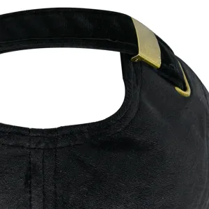 Vue détaillée de l'arrière d'une casquette de baseball en velours noir avec boucle.