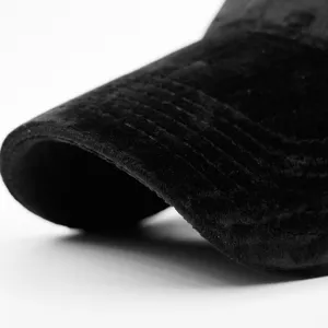 Gros plan sur la visière d'une casquette de baseball en velours noir épais et doux