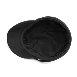 Vista interna di un cappello da marinaio nero in lana con piano piatto e bottoni dorati