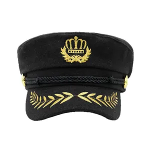 Cappello da capitano classico in lana nera con un ricco ricamo a corona dorata sul fronte
