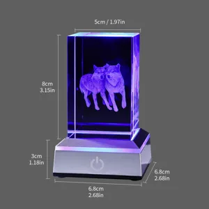 Gedetailleerde afmetingen voor 3D-lasergegraveerde wolfskristallen kubus met LED-basis