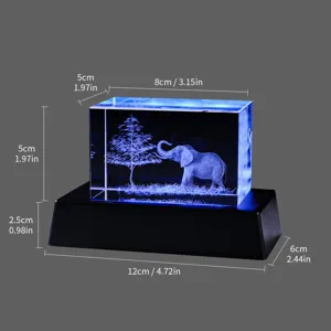 Cubo de cristal grabado con láser 3D con elefante y dimensiones de la base LED