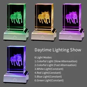 Detail van 3D laser gegraveerde wolf kristallen nachtlampje met zes verschillende kleurmodi