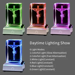 Vue détaillée de la veilleuse en cristal gravée en 3D avec 6 modes LED colorés