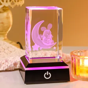 Détail d'une veilleuse en cristal gravée au laser 3D avec un motif de lapin mignon