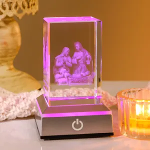Detalle del pesebre 3D grabado con láser dentro de un cubo de cristal LED brillante