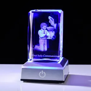 3D Lasergravur Kristallwürfel Nachtlicht Betender Junge Erstkommunion LED Basis Schreibtisch Ornament Religiöses Geschenk Warmes Licht