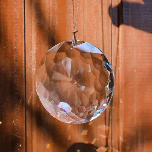 Gros plan d'un prisme attrape-soleil en cristal K9 avec de superbes reflets arc-en-ciel