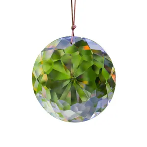 Vue détaillée d'une boule de cristal K9 facettée avec des reflets naturels verts