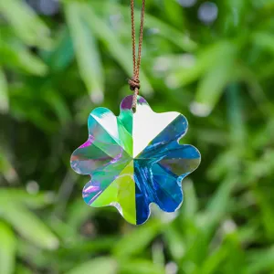 Primer plano de un colgante atrapasol de cristal de flor irisado en la naturaleza