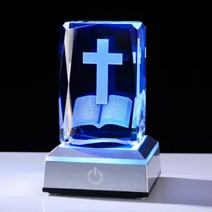 Veilleuse Cube en Cristal Blanc Gravé au Laser 3D avec Croix et Bible avec Base Lumineuse LED Ornement Religieux pour Maison Bureau Cadeau