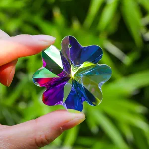 Primer plano detallado del colgante de cristal en forma de flor con colores vibrantes