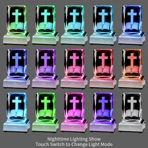 Détail montrant 15 modes de couleur LED de la veilleuse en cristal gravée au laser 3D.