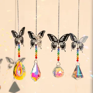Details von vier Kristall-Schmetterlings-Sonnenfängern mit Regenbogenperlen und Anhängern