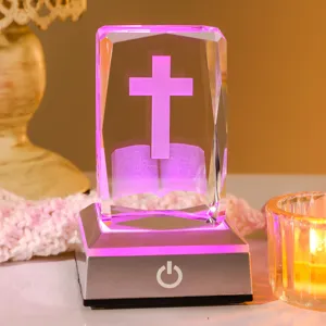 Gros plan de la croix gravée au laser 3D dans une veilleuse en cristal lumineuse