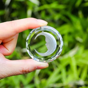 Gros plan d'un attrape-soleil en cristal K9 facetté avec un motif de lune gravé