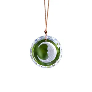 Vue détaillée du pendentif attrape-soleil en cristal K9 avec gravure visage lune