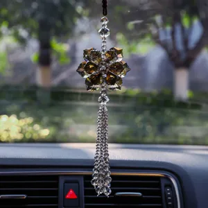 Detailansicht des glitzernden Kristall-Ahornblatt Auto-Hängeornaments, perfekte Inneneinrichtung.