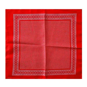 Vista detallada de una bandana roja con lunares blancos y bordes decorativos.