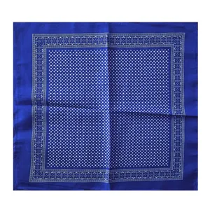 Vista detallada de un pañuelo bandana azul con estampado de lunares blancos