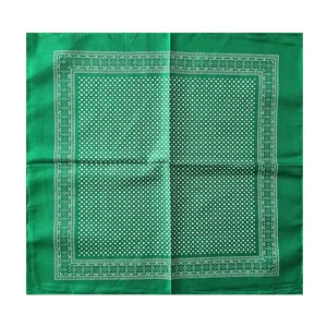 Clásica bandana verde cuadrada con estampado de lunares blancos y borde decorativo
