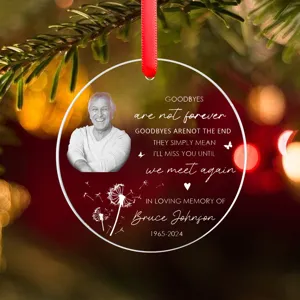 Primer plano de un adorno navideño conmemorativo de acrílico personalizado con cinta