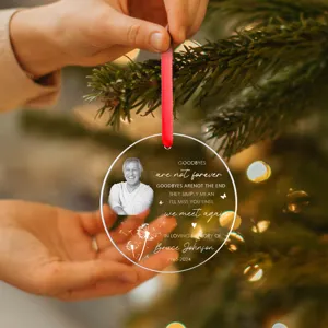 Adorno de Navidad personalizado con foto y grabado de diente de león colgado del árbol