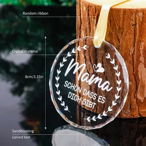 Detailweergave van 8cm rond kristallen ornament met gegraveerde Mama-tekst en geel lintje