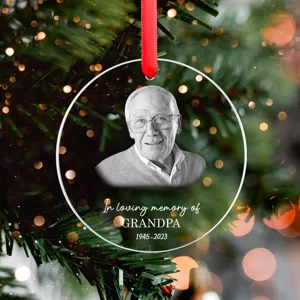 Vista detallada del adorno navideño conmemorativo de acrílico con foto y texto