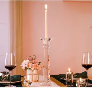 Elegante candelabro alto de cristal como centro de mesa en una cena romántica a la luz