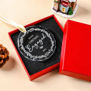 Detail van Our First Christmas Engaged 2026 ornament in rode geschenkdoos