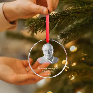 Detalle de adorno navideño de cristal facetado con grabado de foto conmemorativa