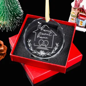 Gedetailleerde detailopname van het gegraveerde Home Sweet Home kerstornament in de doos.