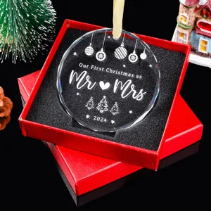 Gedetailleerd beeld van acryl kerstornament Mr & Mrs 2024 in een rode geschenkverpakking