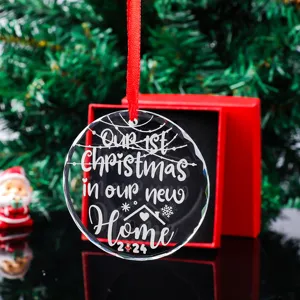 Λεπτομερής λήψη του γυάλινου στολιδιού Our 1st Christmas in our new Home 2024 για δέντρο