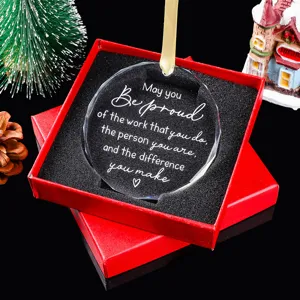 Detailweergave van een kerstornament met inspirerende tekst in een rode geschenkdoos