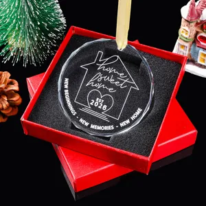 Detailopname van Home Sweet Home kerstornament van acryl in een rode geschenkverpakking