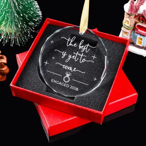 Gegraveerd kristallen ornament in rode geschenkdoos met 'The best is yet to come' tekst