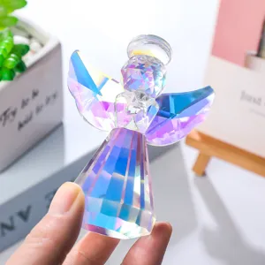 Primer plano de estatuilla de ángel en cristal iridiscente con textura de vidrio tallado fino