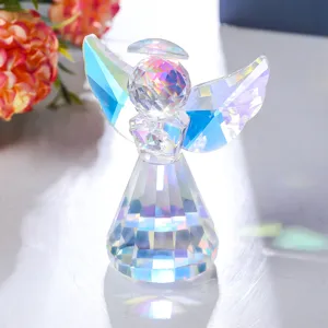 Primer plano de una figura de ángel de cristal geométrico con detalles tallados.