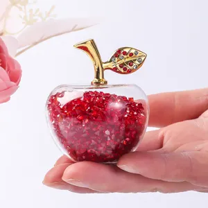 Gros plan détaillé d'une figurine de pomme en cristal remplie de strass rouges facettés