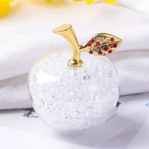 Vue détaillée d'une pomme décorative en cristal de luxe avec des strass rouges et blancs éclatants
