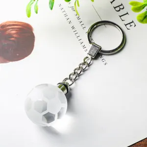 Detailansicht eines klaren Kristall-Fußball-Schlüsselanhängers
