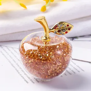 Gros plan détaillé d'une pomme en cristal remplie de gemmes ambrées facettées